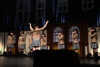8人で「School days」を披露する様子。