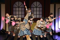 8人で「Hello! IVY」を披露する様子。