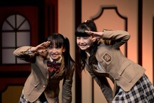 左から山出愛子、水野由結。