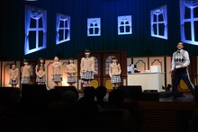 “ラウラ問題”を解決しようとするさくら学院と担任の森ハヤシ。