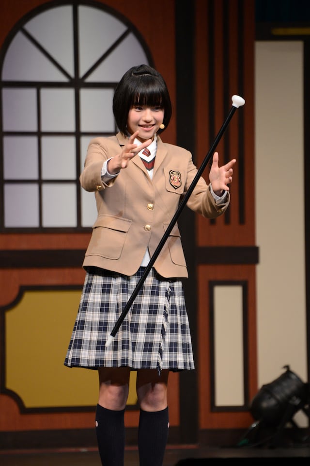 ステッキを浮かすマジックを披露した倉島颯良。