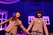 左から岡田愛、倉島颯良。