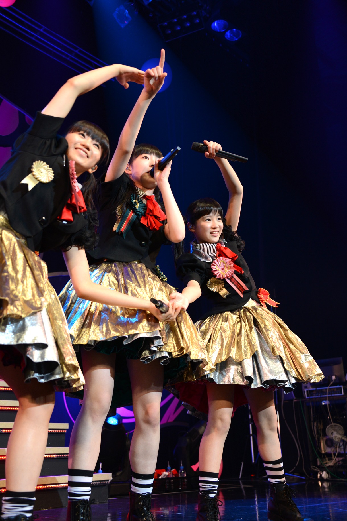 左から星名美怜、松野莉奈、中山莉子。