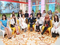 山下久美子、大澤誉志幸、NOKKO、土橋安騎夫、中川翔子、寺田恵子、SCANDAL、相川七瀬、織田哲郎、華原朋美、富田京子、フジテレビアナウンサー加藤綾子によるトークの様子。
