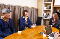 左から沖祐市、茂木欣一、片平里菜。