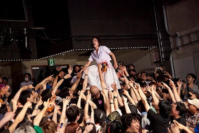 観客の上に立つカミヤサキ。