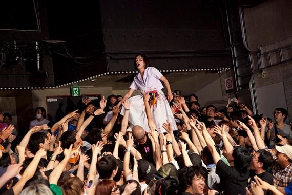 観客の上に立つカミヤサキ。