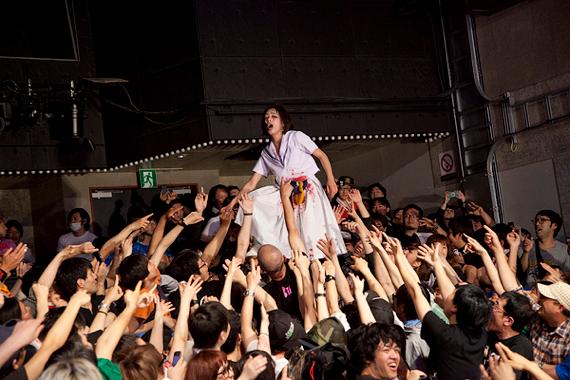 観客の上に立つカミヤサキ。