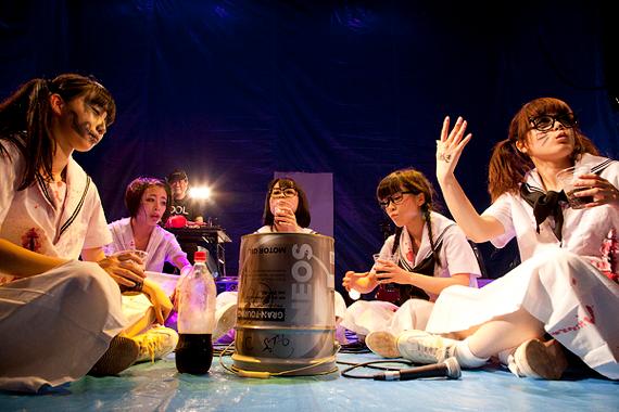 曲の途中で休憩するBiSのメンバー。