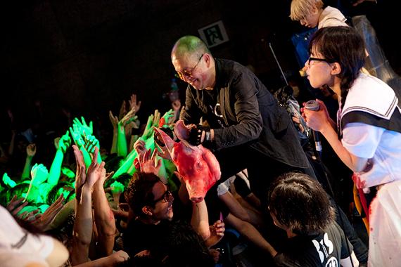 豚の頭を投げようとするJOJO広重。