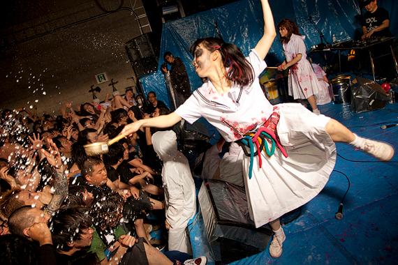 謎の液体をかけるファーストサマーウイカ。