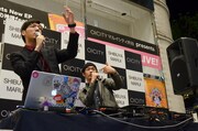 左からtofubeats、okadada。
