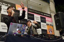 （左から）tofubeatsと、盟友のokadada。