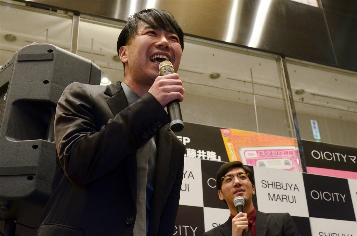 藤井隆（手前）と、tofubeats。