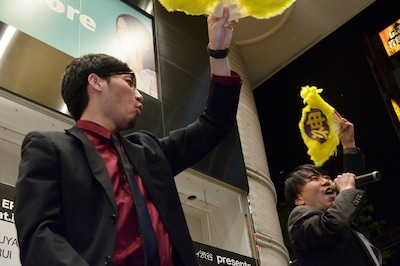 tofubeatsのミニアルバム「ディスコの神様」の発売記念イベントに出演した（左から）tofubeatsと藤井隆。