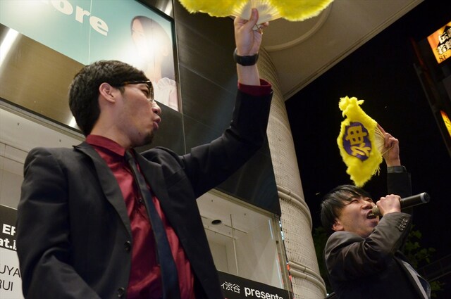 tofubeatsのミニアルバム「ディスコの神様」の発売記念イベントに出演した（左から）tofubeatsと藤井隆。