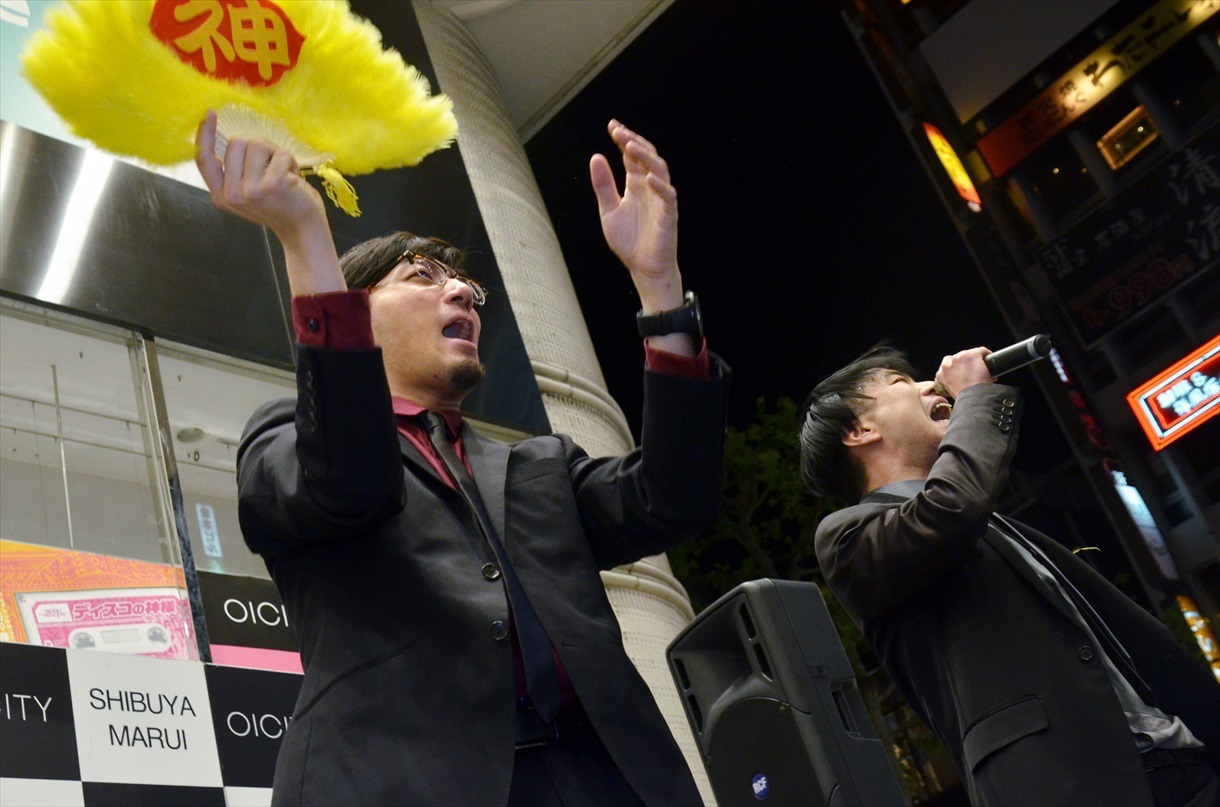 （左から）tofubeatsと藤井隆。