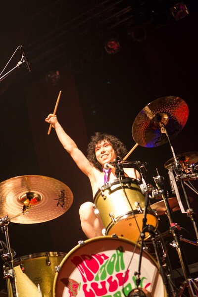 ゲイリー・ビッチェ（Dr, Vo）（撮影：鳥居洋介）