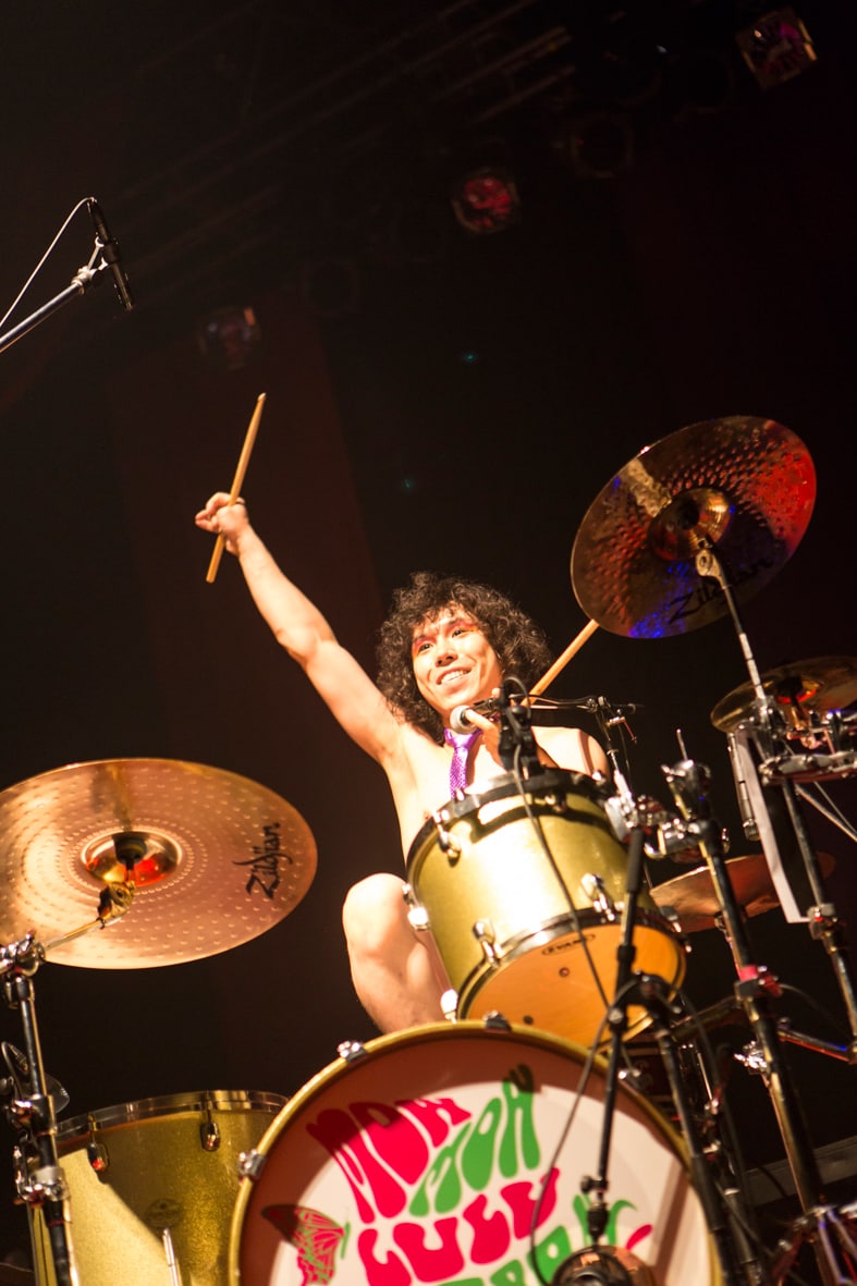 ゲイリー・ビッチェ(Dr, Vo)(撮影:鳥居洋介)