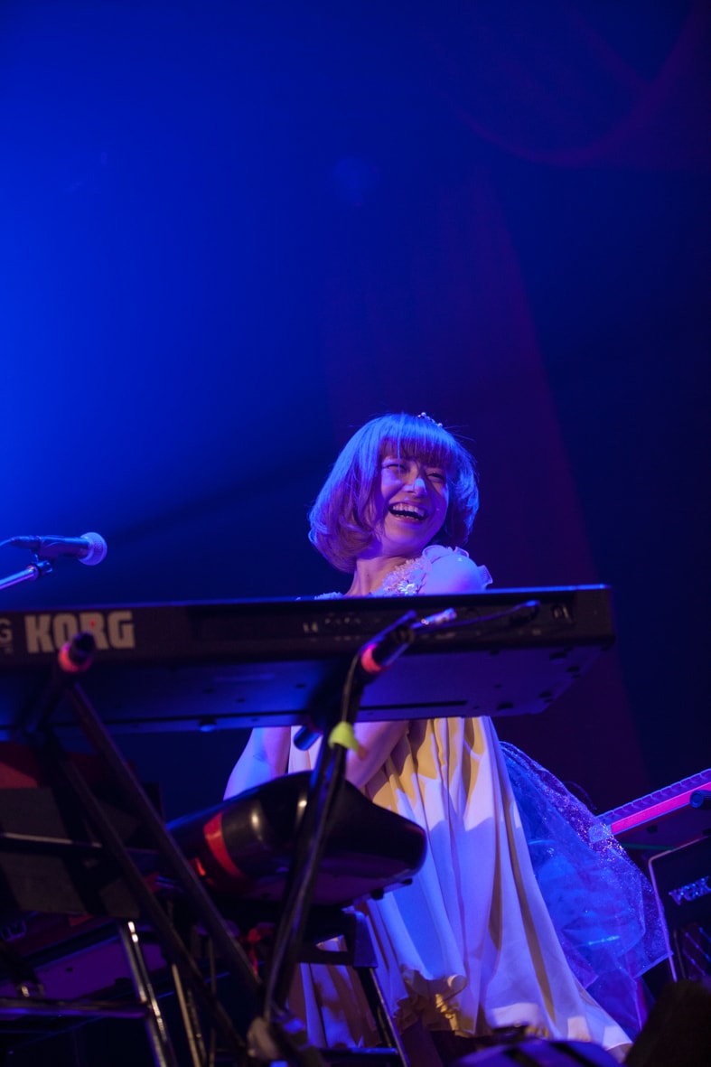 ユコ(Key, Vo, 銅鑼)(撮影:鳥居洋介)