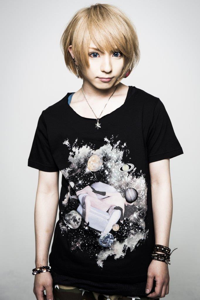 「DIV×maxsixコラボレーションTシャツ」を着用したCHISA（Vo）。