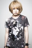 「DIV×maxsixコラボレーション プレミアムTシャツ」を着用したCHISA(Vo)。