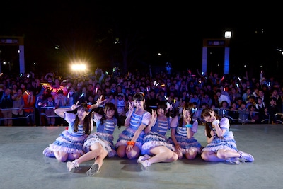 東京・代々木公園野外ステージに集まったファンとの集合写真。