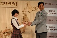 左から生駒里奈、宮原章人林野庁次長。
