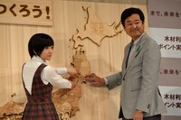 左から生駒里奈、宮原章人林野庁次長。