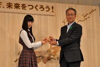 左から堀未央奈、沖修司林野庁国有林野部長。
