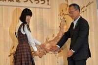 左から堀未央奈、沖修司林野庁国有林野部長。