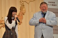 左から西野七瀬、C.W.ニコル。