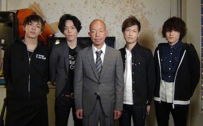 In 197666とバイきんぐの小峠英二（写真中央）。