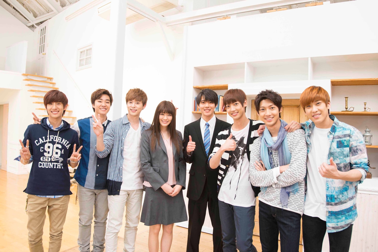 BOYFRIEND「スタートアップ！」PV出演者の集合写真。