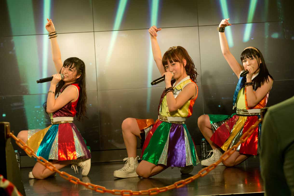 鈴木友梨耶、関根優那、永井日菜による「年上コイモヨヲ」歌唱の様子。