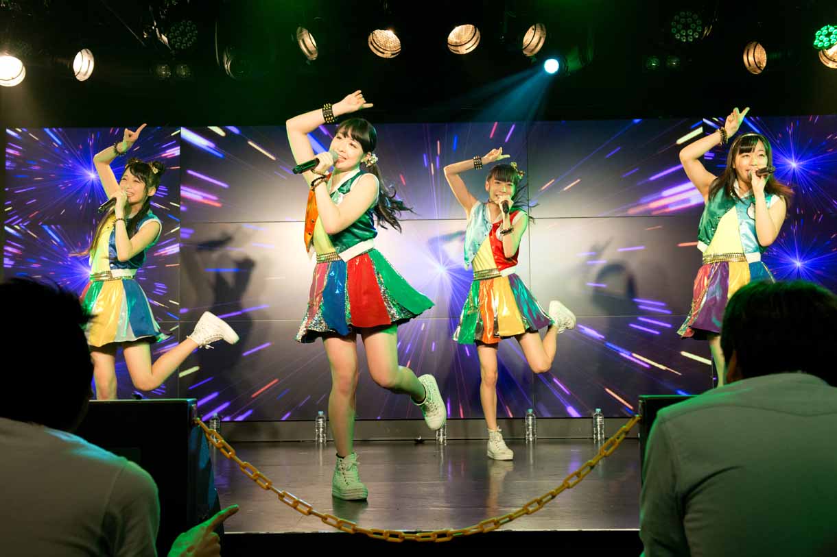 溝呂木世蘭、山本真凜、渡辺亜紗美、島崎莉乃による「恋テレポーテーション」歌唱の様子。