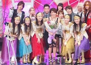 今週の人気の画像10位は「工藤静香×ももクロ、堂本兄弟で中島みゆき作『激情』歌唱」より、「新堂本兄弟」収録後の記念撮影の様子。