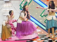 今週の人気の画像9位は「工藤静香×ももクロ、堂本兄弟で中島みゆき作『激情』歌唱」より、収録の4日前に左足関節を骨折した佐々木彩夏は、特製の台車「あーりん号」で登場した。