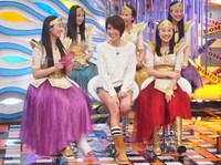 今週の人気の画像8位は「工藤静香×ももクロ、堂本兄弟で中島みゆき作『激情』歌唱」より、「新堂本兄弟」出演時の工藤静香とももいろクローバーZ。