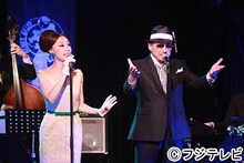 ライブハウスのステージで「T字路」をデュエットする野宮真貴と横山剣。 (c)フジテレビ