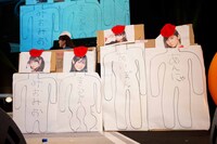 ダンボールで作られた増井みお、奥仲麻琴、根岸愛、玉井杏奈。