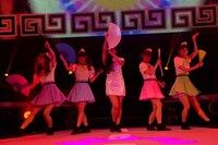 玉井杏奈、増井みお、根岸愛、奥仲麻琴、槙田紗子による「Shang Shang シャンデリア」歌唱の様子。