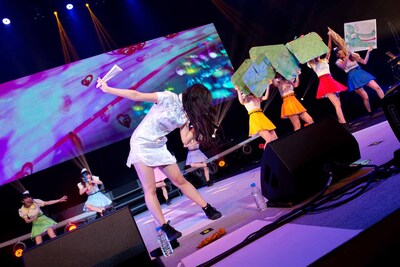 龍を歌声で倒す愛姫（根岸愛）。