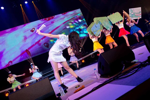 龍を歌声で倒す愛姫（根岸愛）。