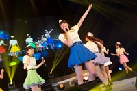 「サンキュバースデイ」でセンターと務める藤本有紀美。