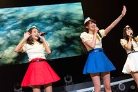 パッセンジャーから誕生日を祝福される安斉奈緒美と藤本有紀美。