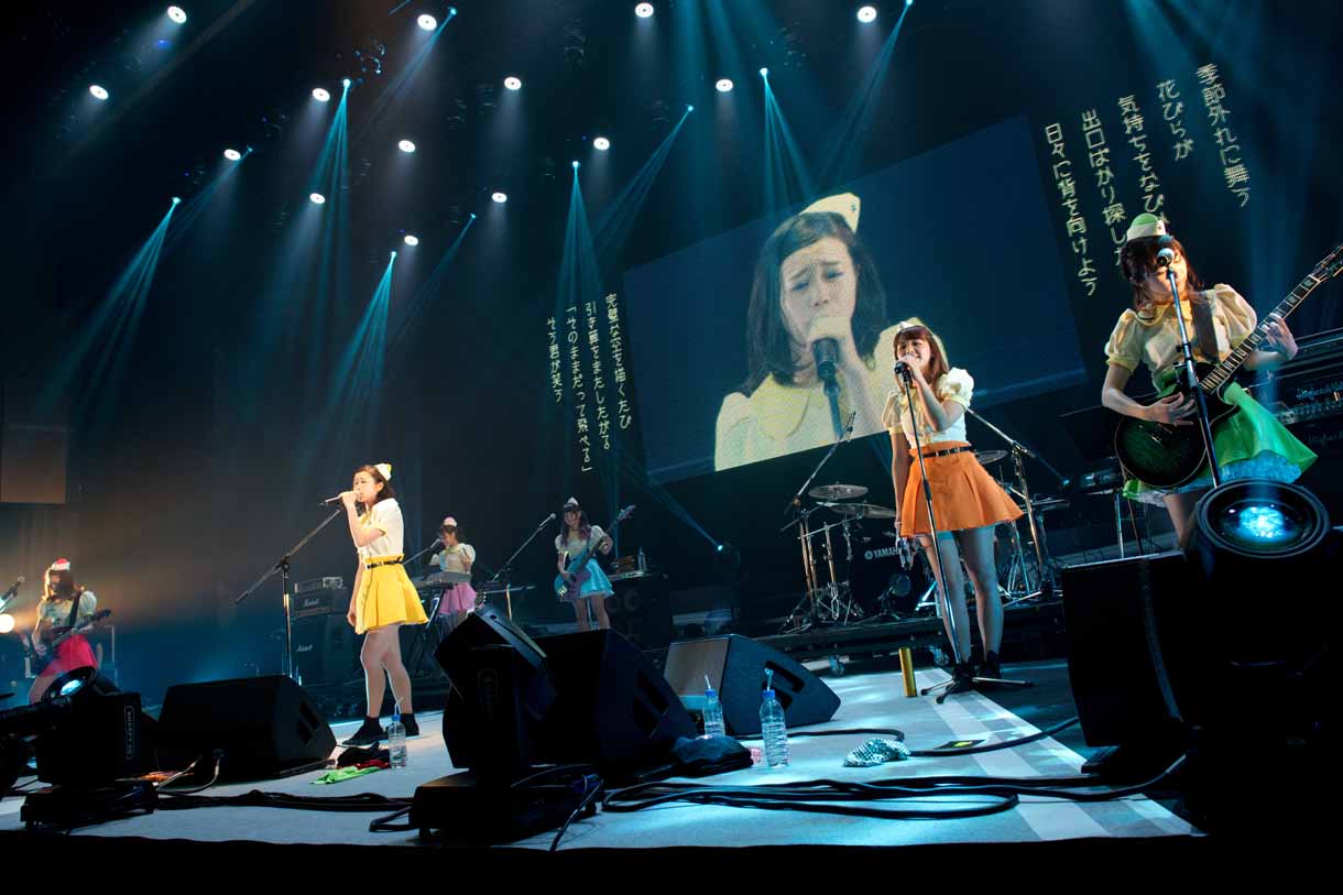 バンド版PASSPO☆による「Perfect Sky」演奏の様子。