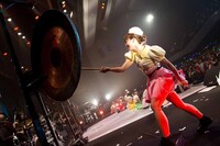 銅鑼を鳴らす奥仲麻琴。