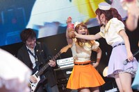 ペンネとアラビアータ機長のステージドリンクを激しく振る岩村捺未。