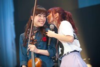 エアポートカルテットの匂いを嗅ぐ玉井杏奈。